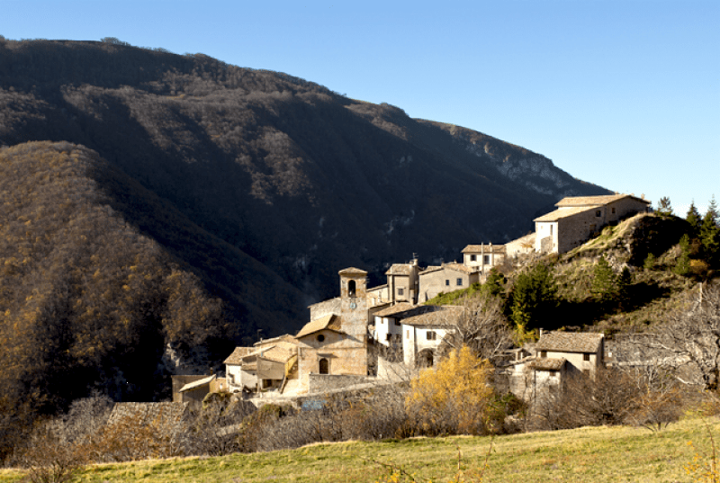 Torri di roccia: viaggio da Caso a Gavelli