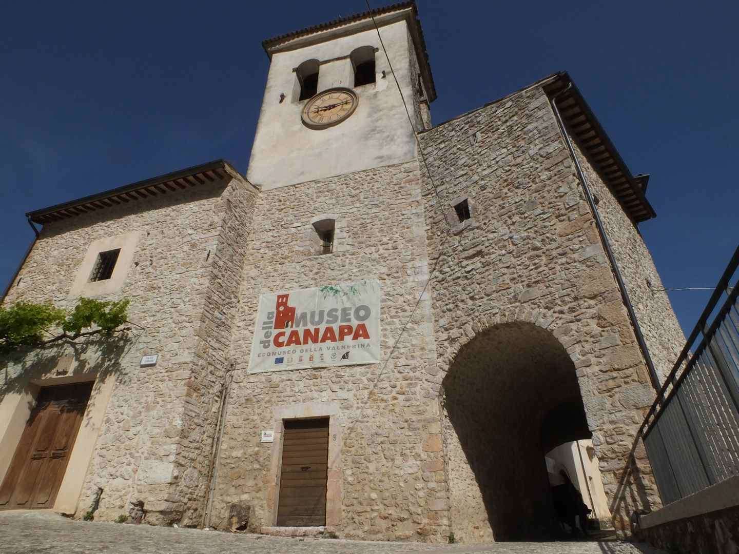 Torri di roccia: viaggio da Caso a Gavelli